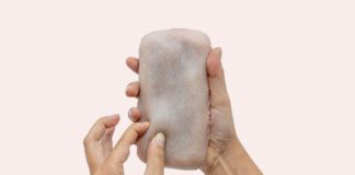 สยองไปด้วยกัน… กับเคสมือถือผิวหนังมนุษย์ที่หยิกได้ จิ้มได้ Skin-on