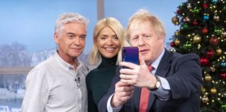 พบภาพนายกรัฐมนตรีอังกฤษ เซลฟี่ด้วยมือถือ Huawei P20 Pro ทั้งที่เพิ่งประกาศร่วมแบน Huawei UK Johnson Uses Huawei P20 for Selfies