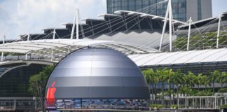 Apple เตรียมเปิดสาขาใหม่ Apple Marina Bay Sands ดีไซน์โดมลอยน้ำแห่งแรกในสิงคโปร์ที่ Marina Bay Sands ROSLAN RAHMAN via Getty Images